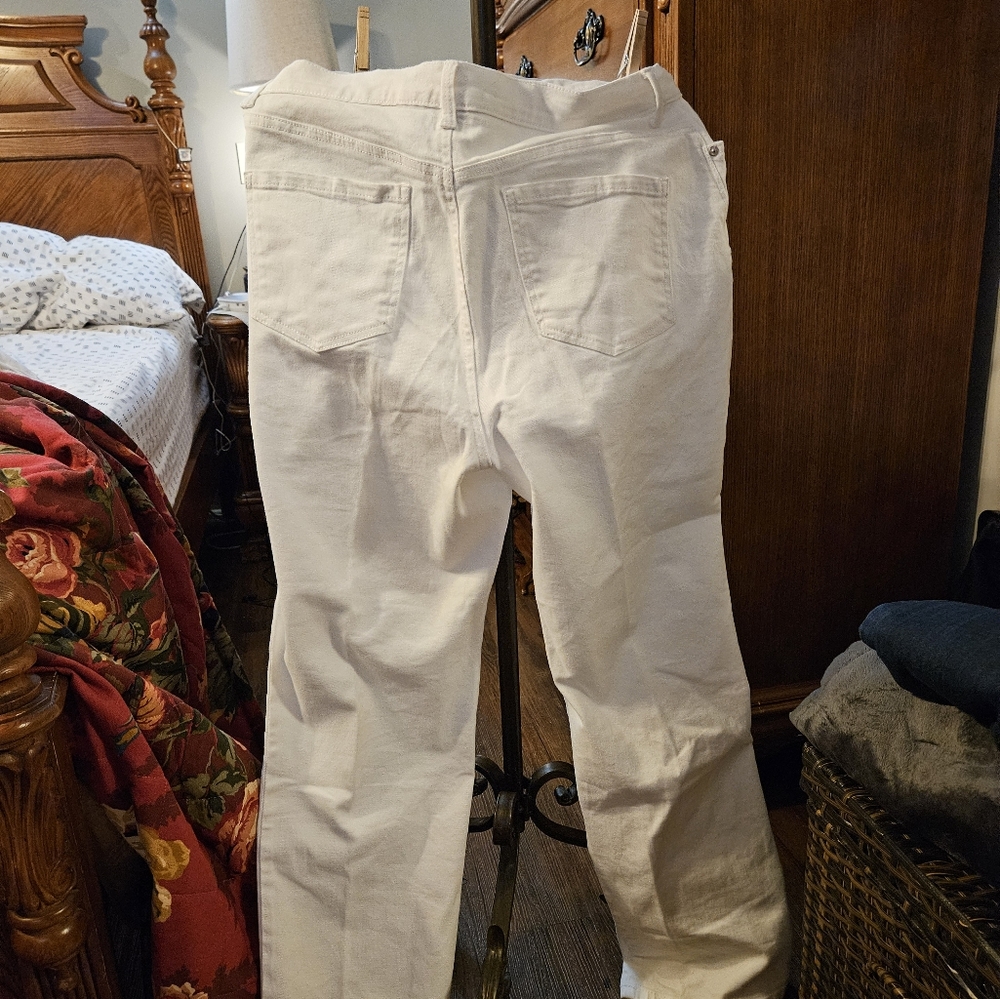 New Gloria Vanderbuilt jean.  Size 18